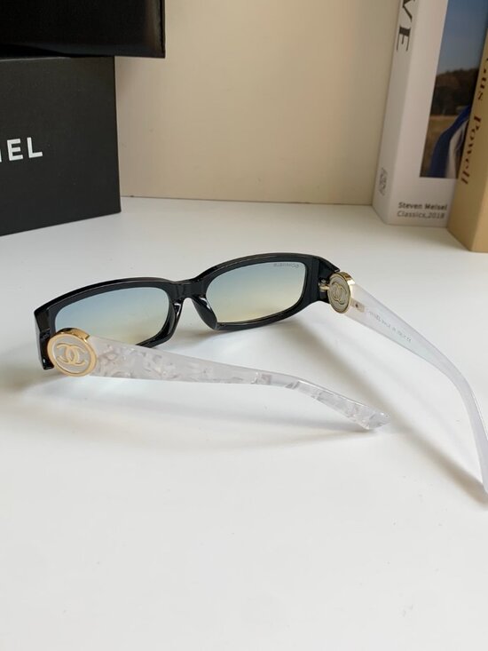 Timeless Chanel Shades ? Gold CC, Pearlized Legs, Oval Frame, Gradient Blue main image 7